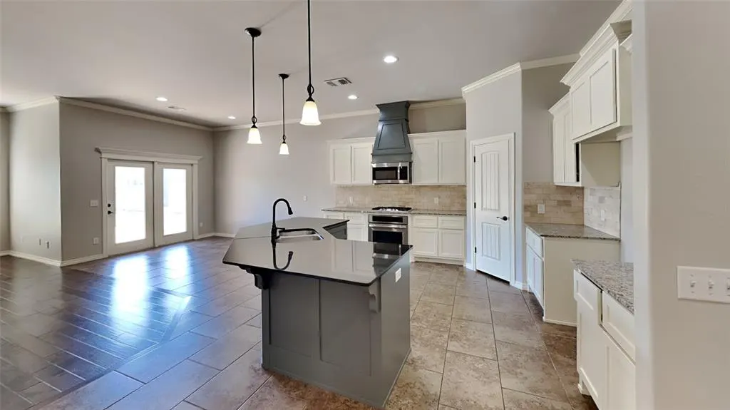 Photo 5 — 5720 St James Place, Oklahoma City, OK 73179