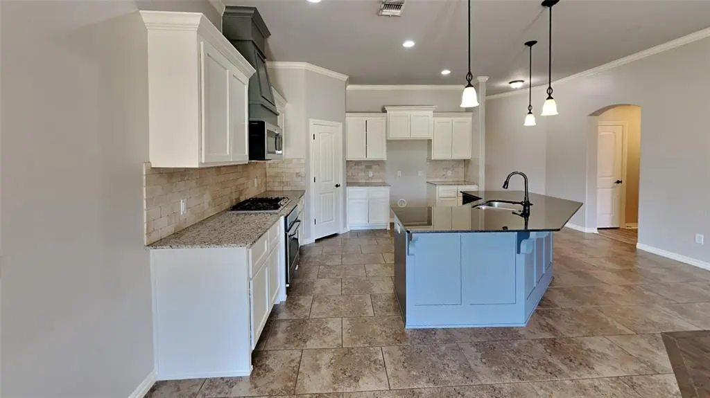Photo 9 — 5720 St James Place, Oklahoma City, OK 73179