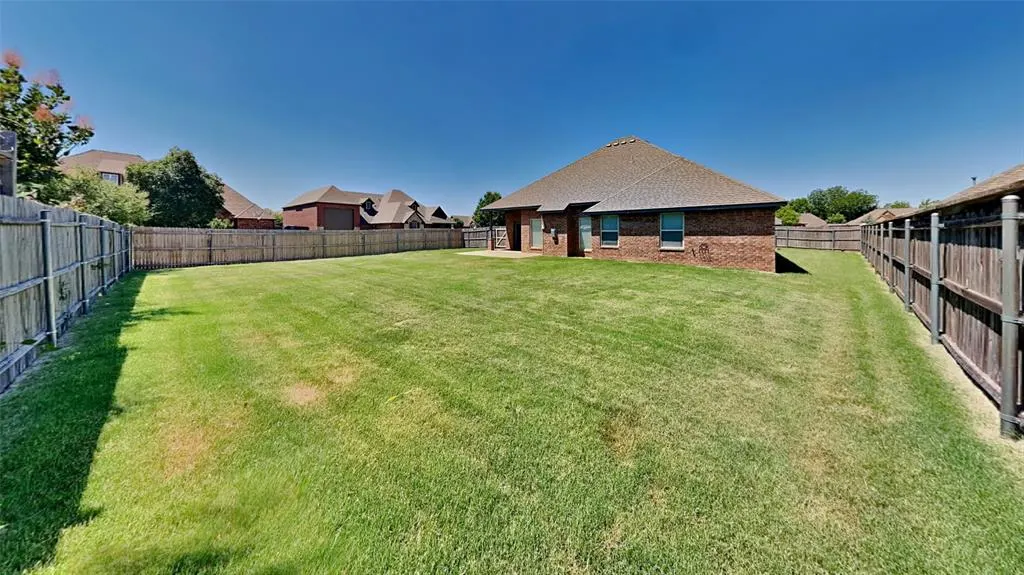 Photo 23 — 5720 St James Place, Oklahoma City, OK 73179