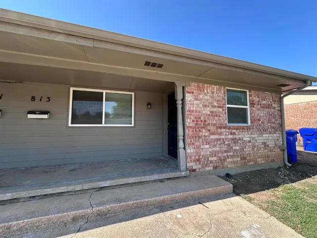 Photo 2 — 813 Russell Circle 813, Norman, OK 73071