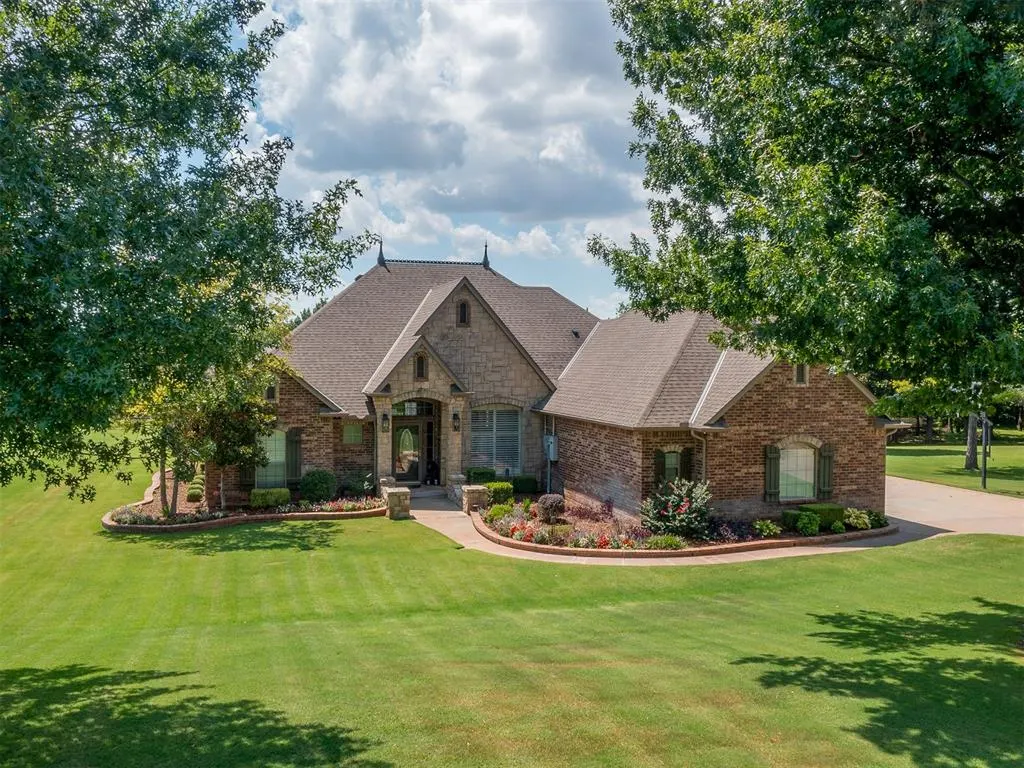 Front exterior — 205 Alyssa Lane, Moore, OK 73160