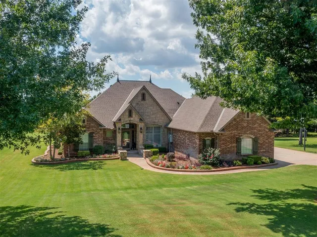 Front exterior — 205 Alyssa Lane, Moore, OK 73160