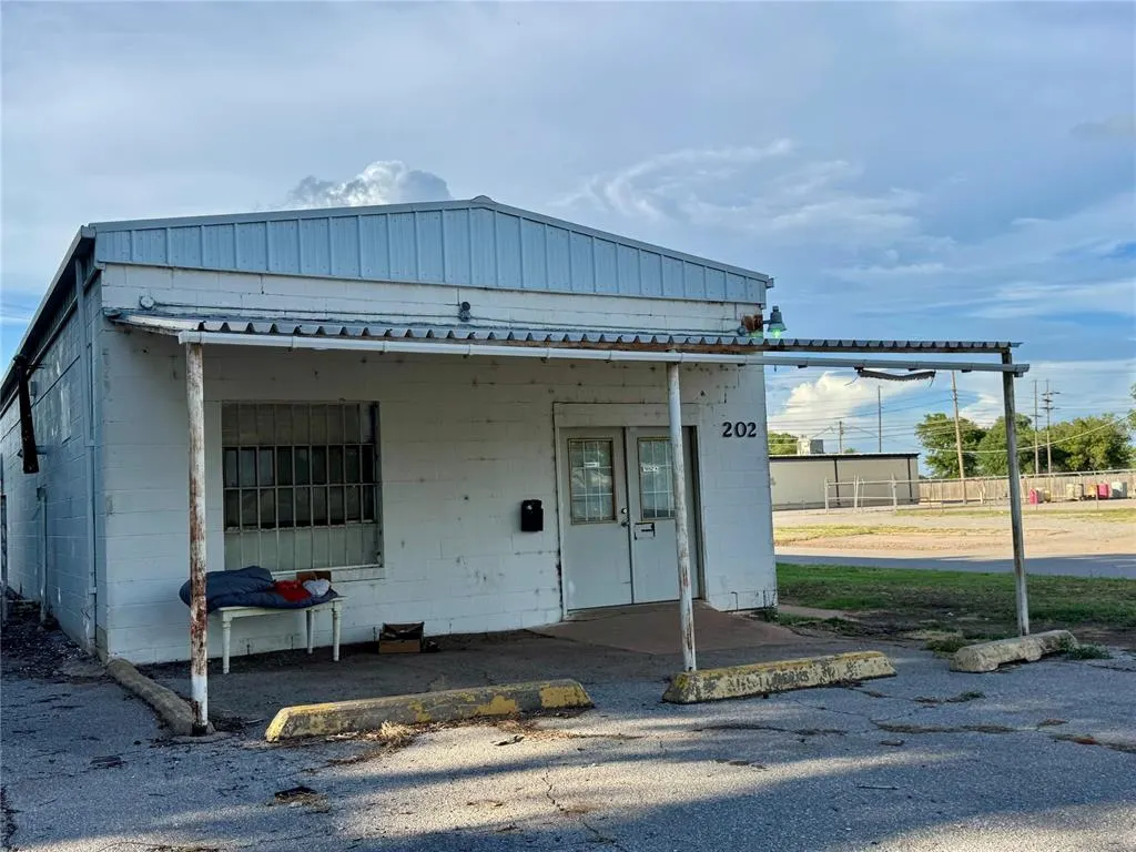 Front exterior — 202 W Iowa Avenue, Chickasha, OK 73018