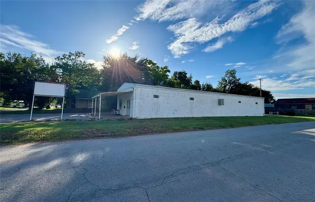 Photo 2 — 202 W Iowa Avenue, Chickasha, OK 73018