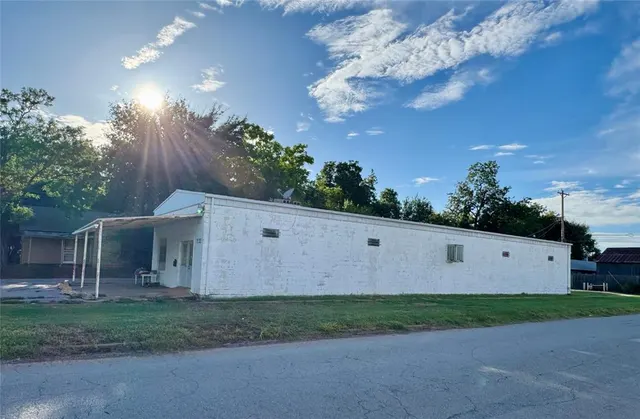 Photo 3 — 202 W Iowa Avenue, Chickasha, OK 73018