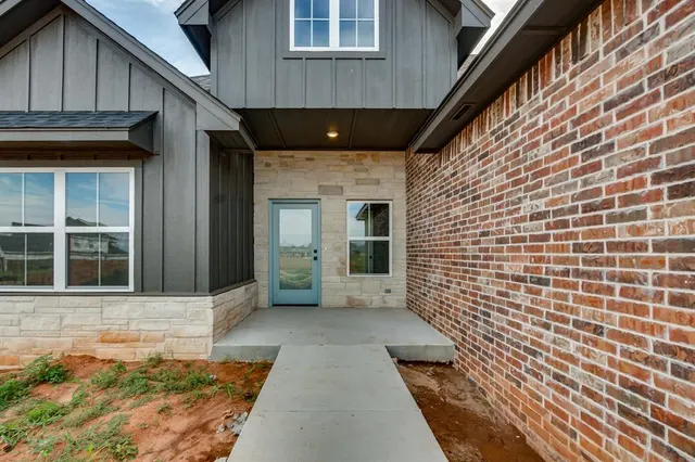 Front exterior — 10712 Blue Creek Drive, Yukon, OK 73099
