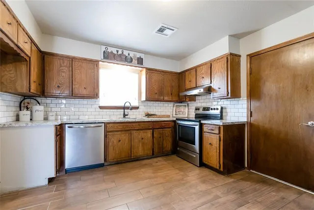 Photo 5 — 1402 Sherry Court, Elk City, OK 73644