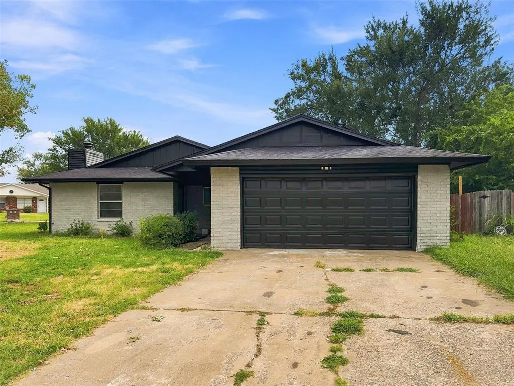 Front exterior — 101 Gayla Street, Shawnee, OK 74804