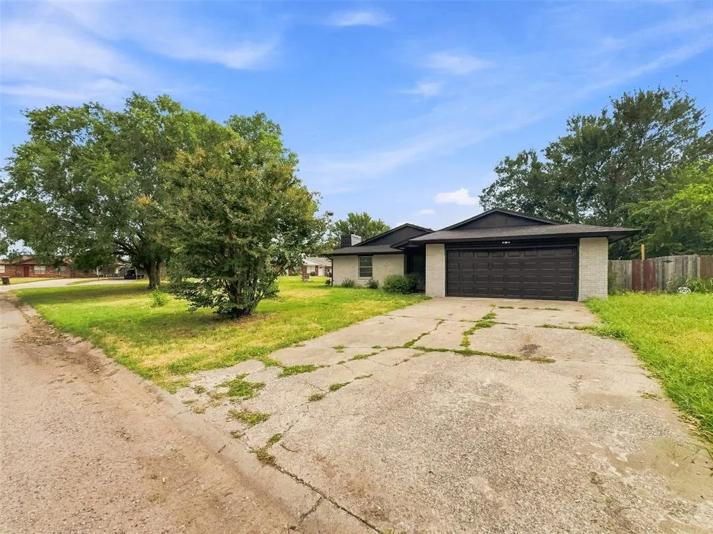 Photo 3 — 101 Gayla Street, Shawnee, OK 74804