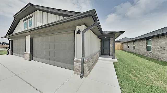 Photo 2 — 11200 Howard Drive, Oklahoma City, OK 73114