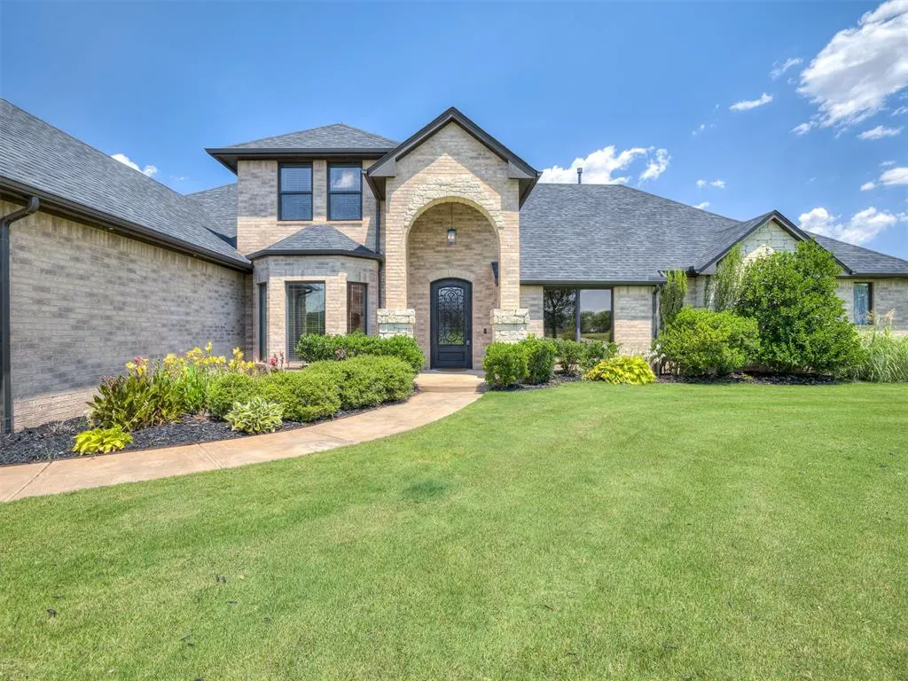 Photo 3 — 17400 Barrington Hills Lane, Edmond, OK 73012