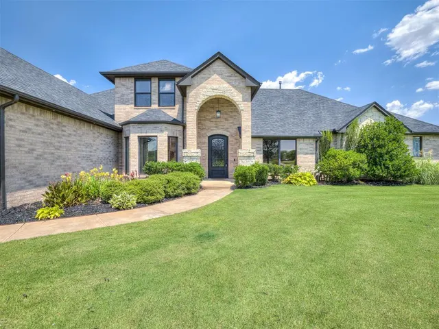 Photo 3 — 17400 Barrington Hills Lane, Edmond, OK 73012