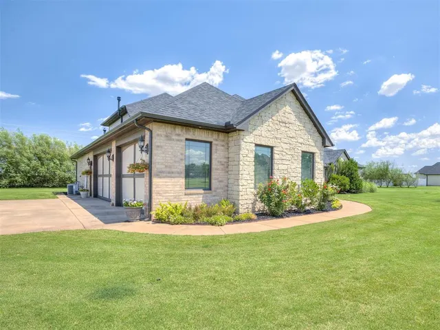 Photo 5 — 17400 Barrington Hills Lane, Edmond, OK 73012
