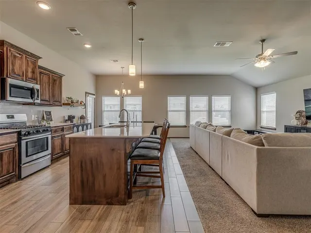 Photo 2 — 10701 NW 20th Street, Yukon, OK 73099
