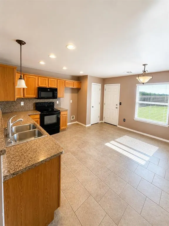 Photo 3 — 7913 Frye Lane, Oklahoma City, OK 73135