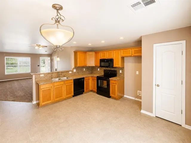 Photo 4 — 7913 Frye Lane, Oklahoma City, OK 73135