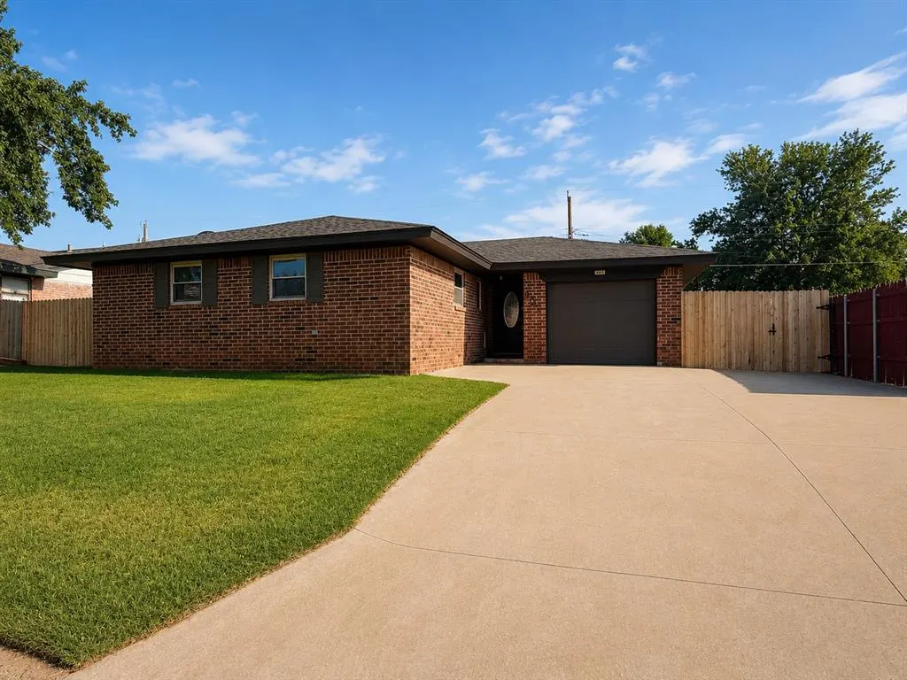 Front exterior — 907 W Daniel Street, Weatherford, OK 73096