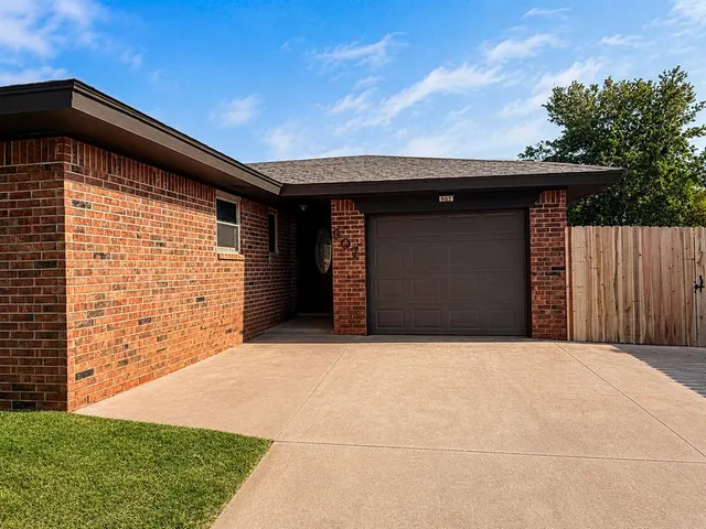 Photo 2 — 907 W Daniel Street, Weatherford, OK 73096