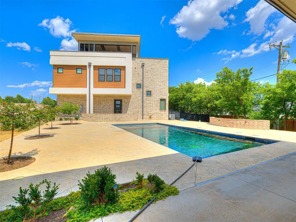 Photo 5 — 571 S Fretz Avenue, Edmond, OK 73003