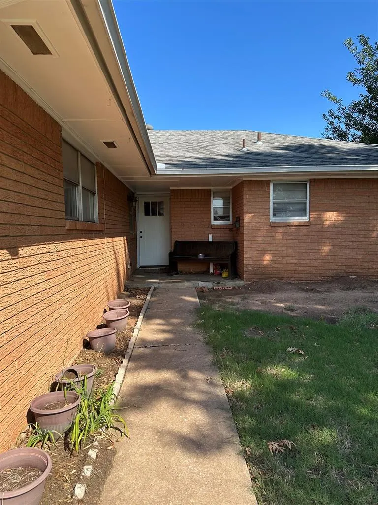 Photo 2 — 101 Burton Place, Edmond, OK 73013