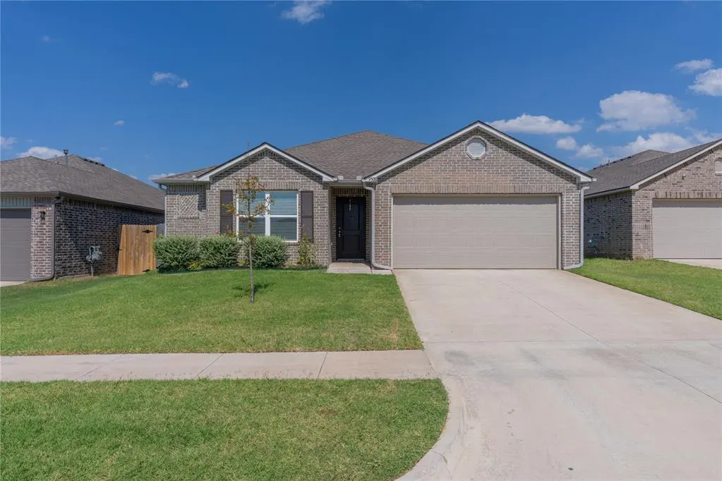 Photo 2 — 9508 Saddle Drive, Yukon, OK 73099