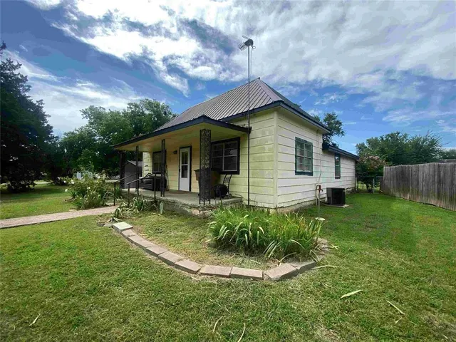 Photo 3 — 407 W Franklin Street, Maud, OK 74854