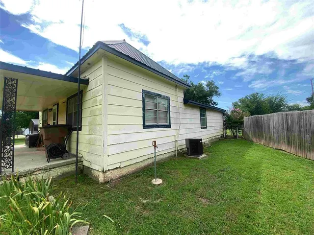 Photo 4 — 407 W Franklin Street, Maud, OK 74854