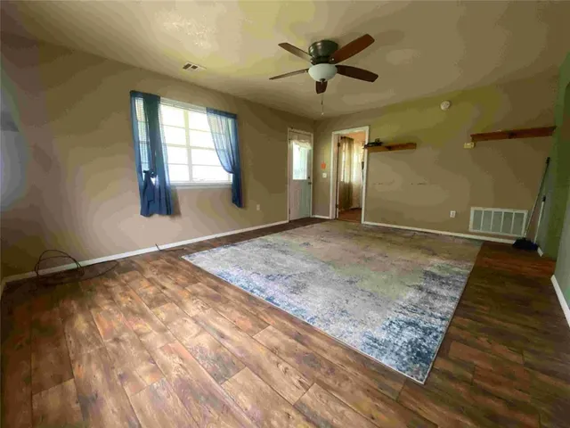 Photo 5 — 407 W Franklin Street, Maud, OK 74854