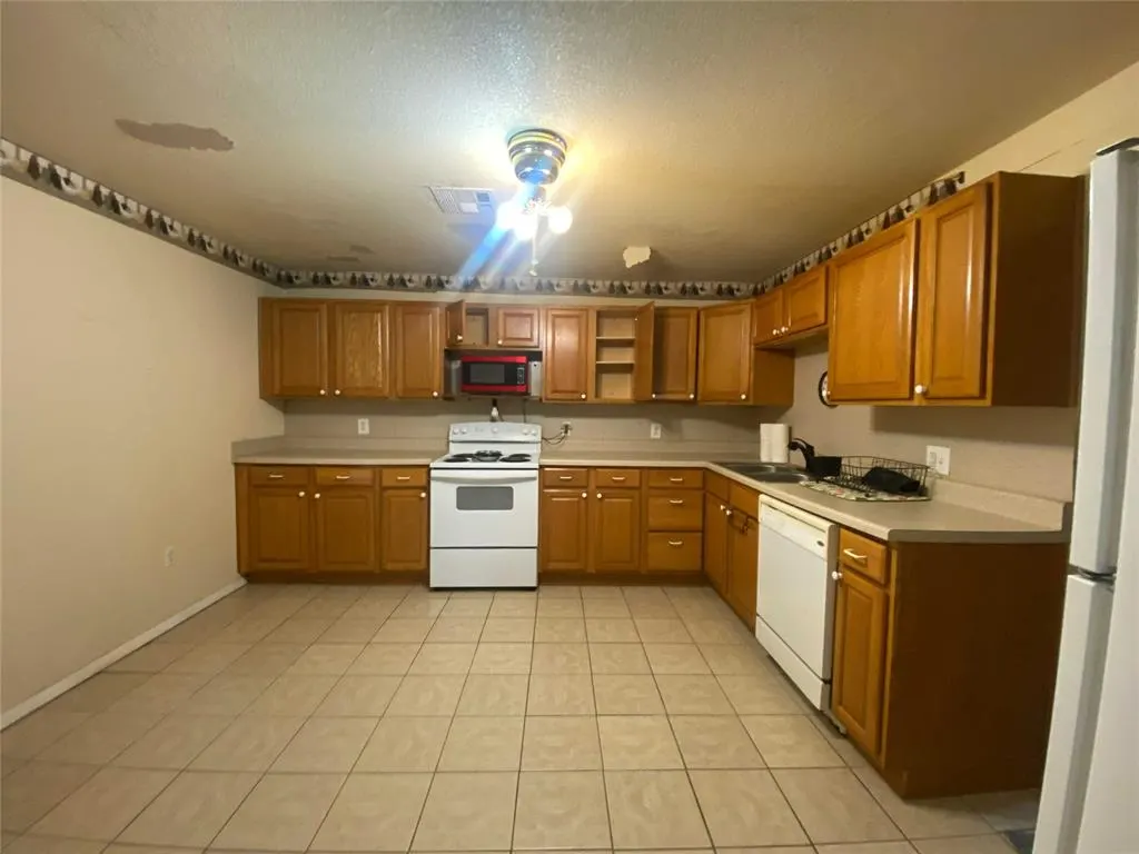 Photo 7 — 407 W Franklin Street, Maud, OK 74854