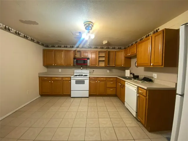 Photo 7 — 407 W Franklin Street, Maud, OK 74854