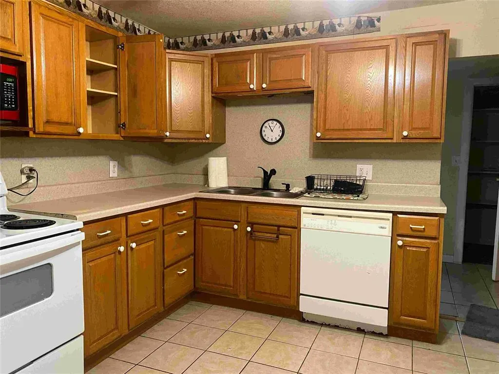 Photo 8 — 407 W Franklin Street, Maud, OK 74854