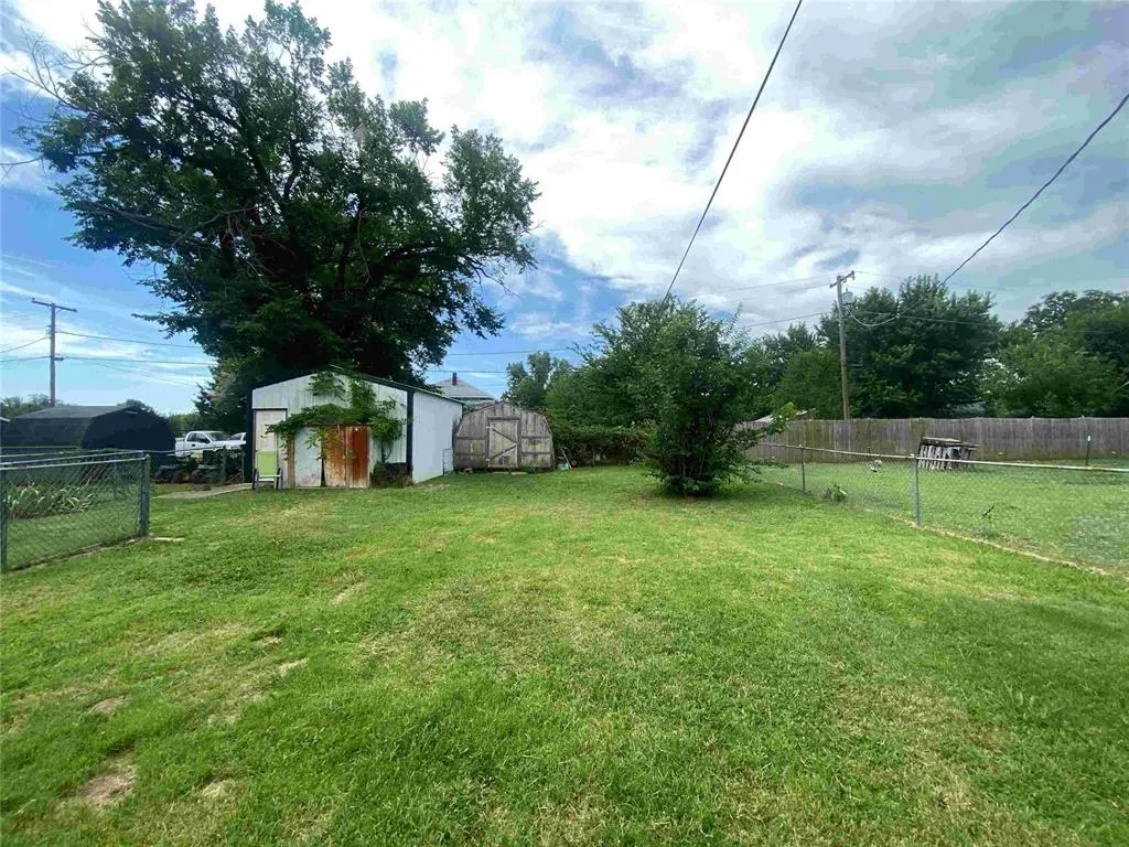 Photo 19 — 407 W Franklin Street, Maud, OK 74854