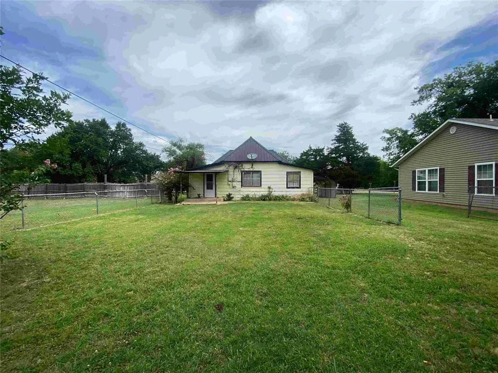 Photo 20 — 407 W Franklin Street, Maud, OK 74854