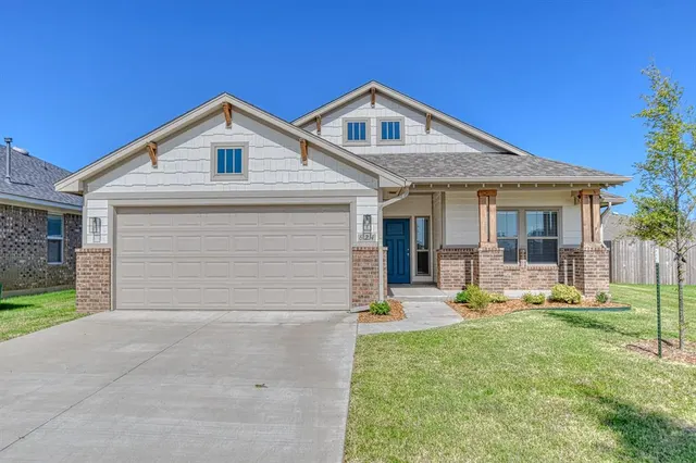 Photo 2 — 624 Caladium Drive, Yukon, OK 73099