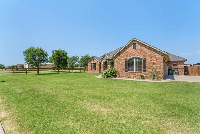 Front exterior — 106 Riverview Drive, Clinton, OK 73601