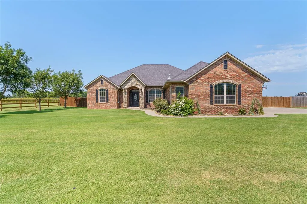 Photo 2 — 106 Riverview Drive, Clinton, OK 73601