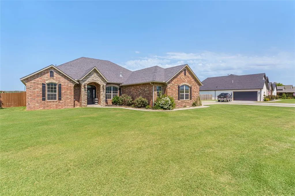 Photo 3 — 106 Riverview Drive, Clinton, OK 73601