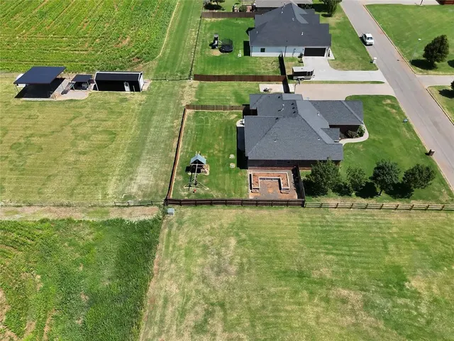 Photo 8 — 106 Riverview Drive, Clinton, OK 73601