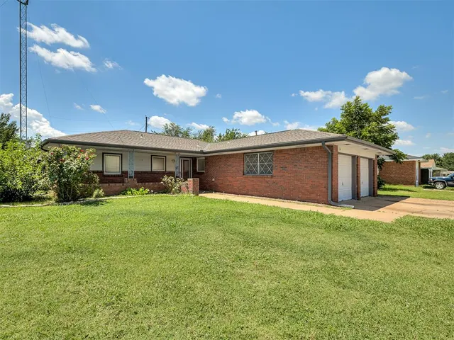 Photo 3 — 136 Elwood Drive, Edmond, OK 73013
