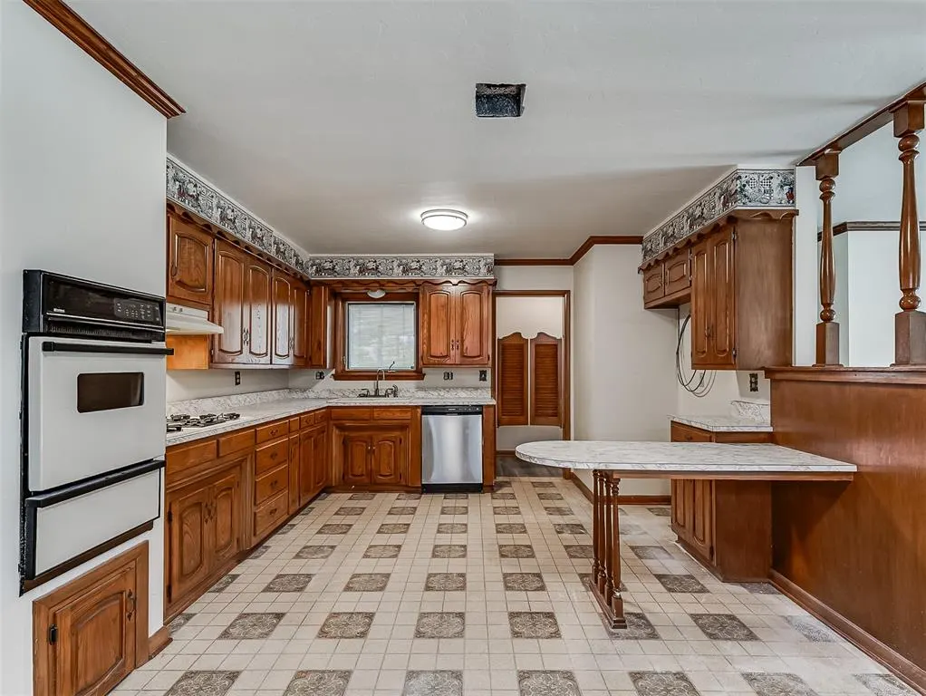 Photo 13 — 136 Elwood Drive, Edmond, OK 73013