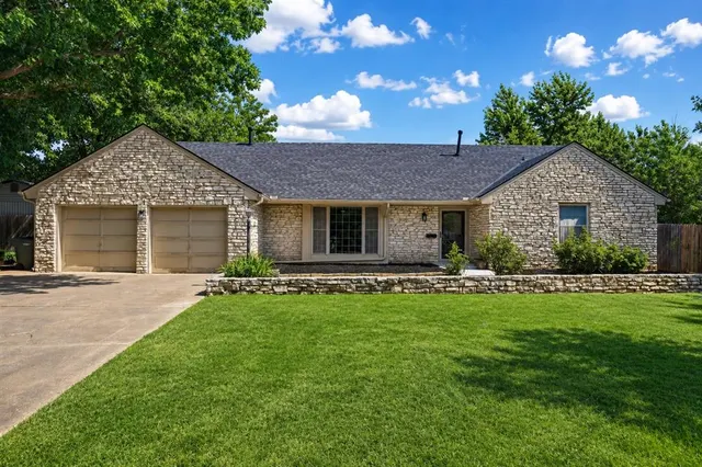 Photo 2 — 1221 Pepperdine Avenue, Edmond, OK 73013