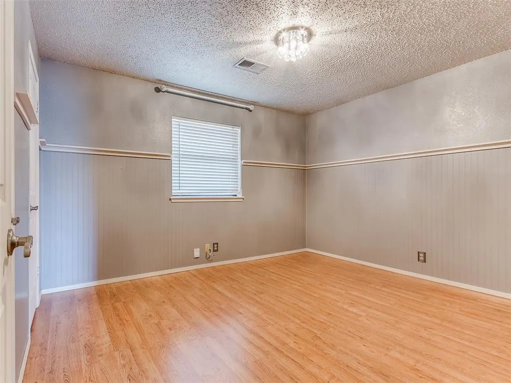Photo 14 — 901 NE 19th Street, Moore, OK 73160
