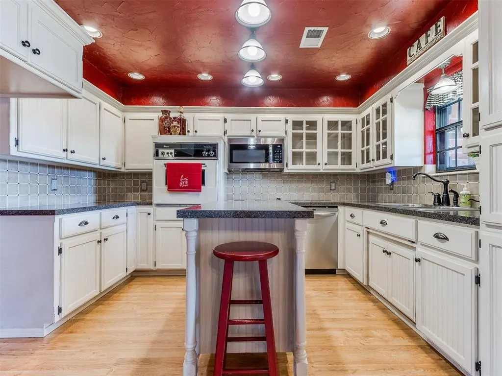 Photo 37 — 901 NE 19th Street, Moore, OK 73160