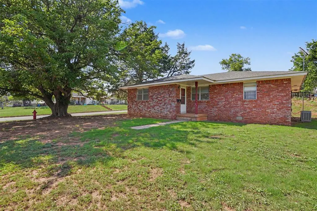 Photo 2 — 111 W Cedar Avenue, Sayre, OK 73662
