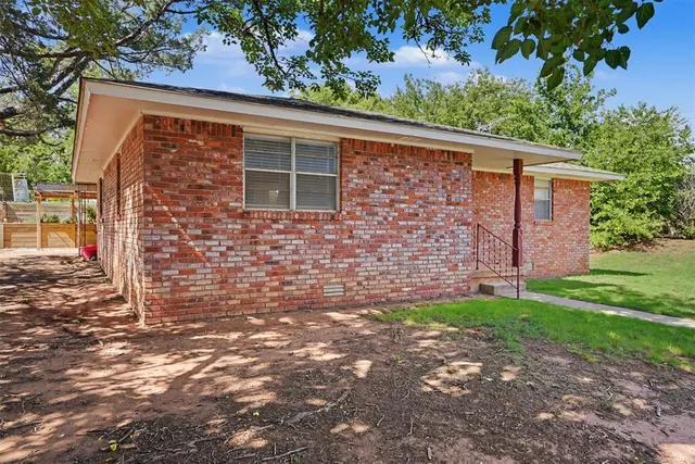 Photo 3 — 111 W Cedar Avenue, Sayre, OK 73662