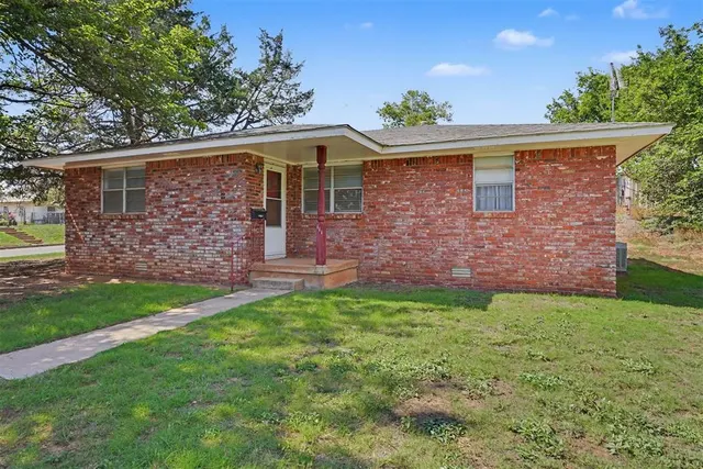 Photo 4 — 111 W Cedar Avenue, Sayre, OK 73662