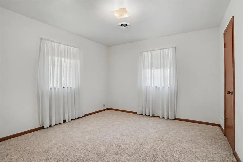 Photo 24 — 111 W Cedar Avenue, Sayre, OK 73662
