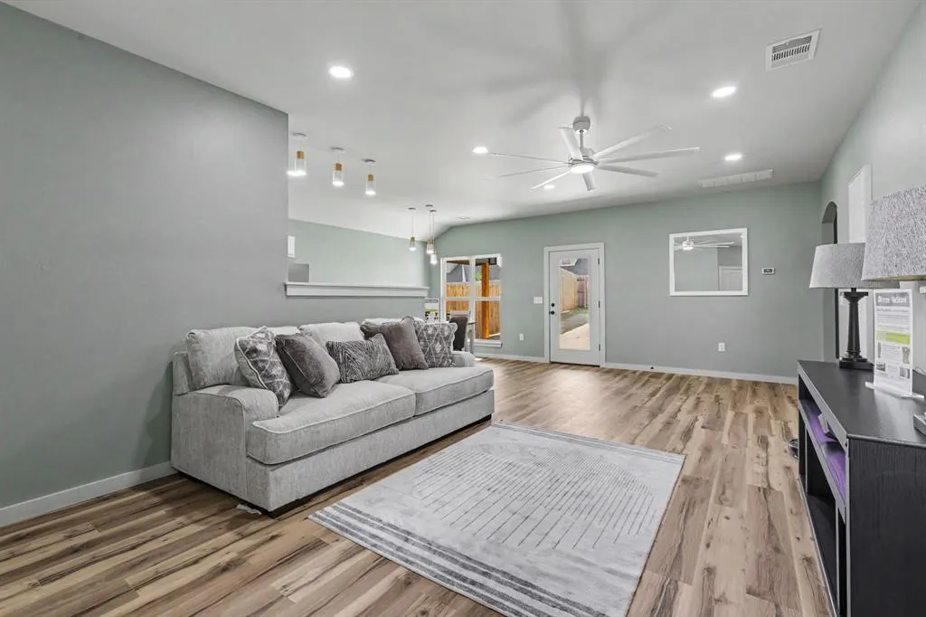 Photo 2 — 9820 NW 144th Street, Yukon, OK 73099