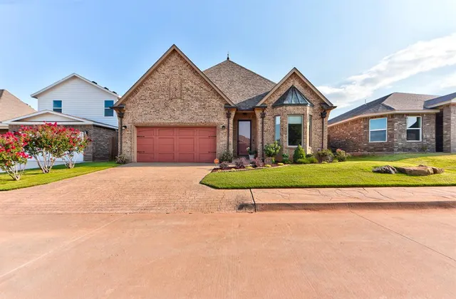 Photo 2 — 806 Chateau Court, Kingfisher, OK 73750