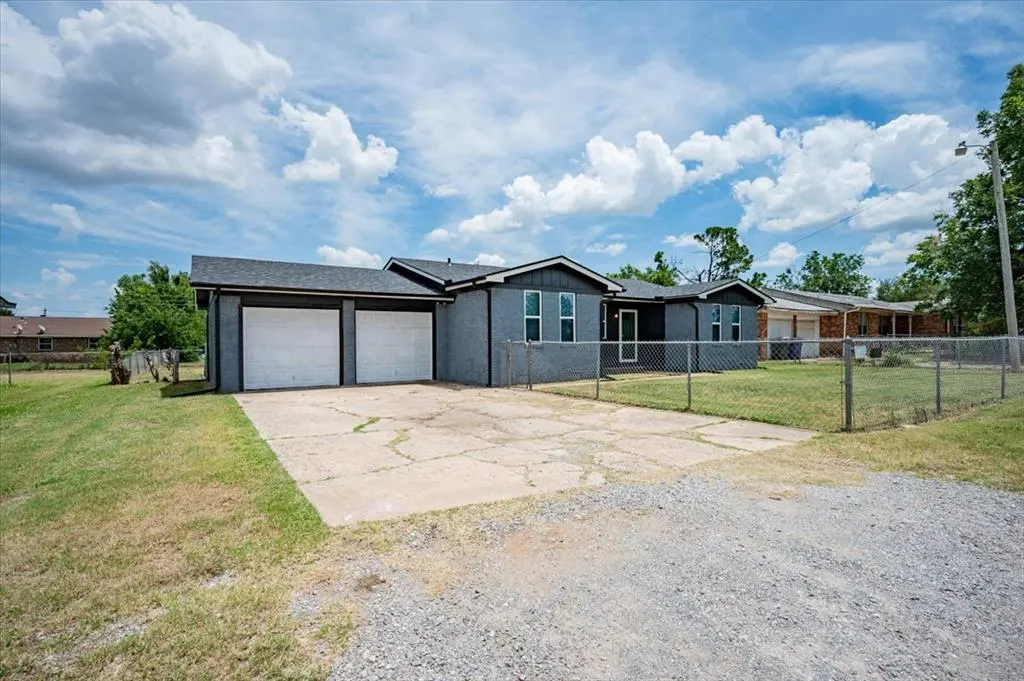 Photo 2 — 119 Windsor Road, Chickasha, OK 73018
